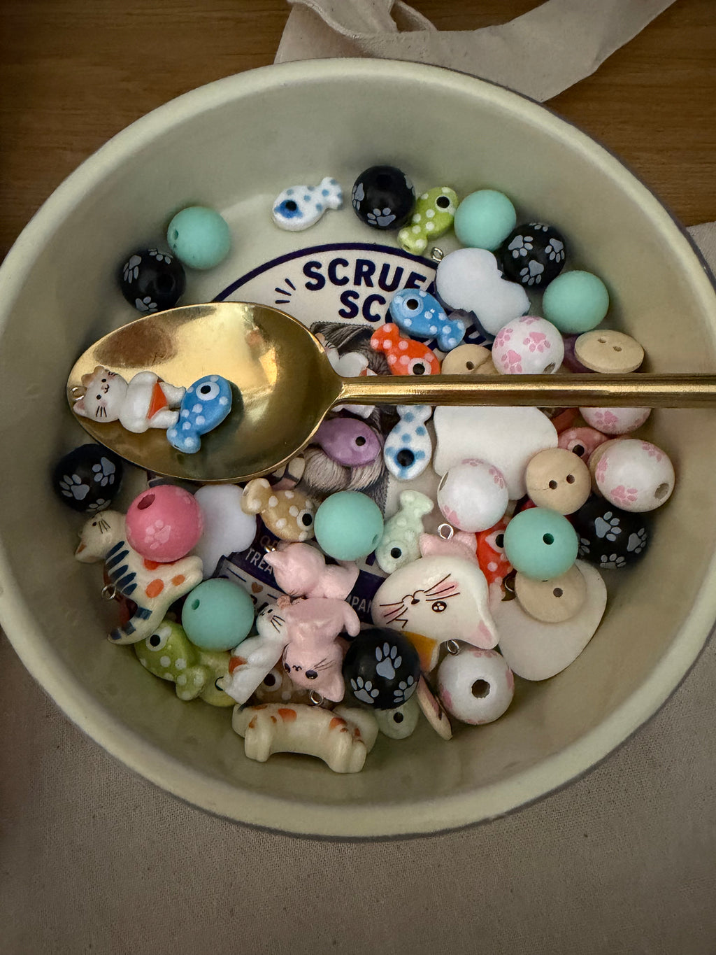 Scruffy Cat Scoops – The Gold Scoop FOR CAT SCOOP